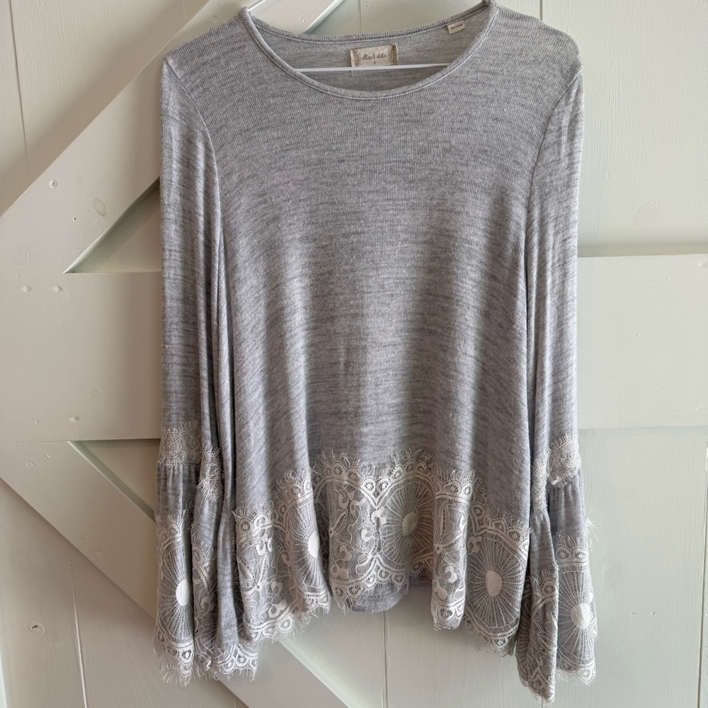 Altar’d State Gray Bell Sleeve Lightweight Sweater with Lace Trim Size Small